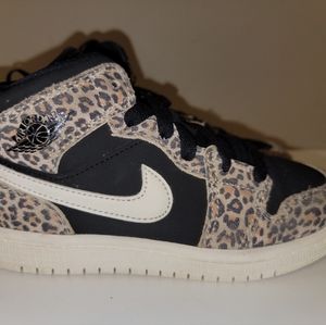 Air Jordan 1 Mid Leapard Print Size 12.5 Youth Kids